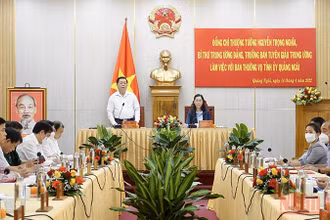 Đồng chí Nguyễn Trọng Nghĩa, Bí thư Trung ương Đảng, Trưởng Ban Tuyên giáo Trung ương phát biểu chỉ đạo tại buổi làm việc với Ban Thường vụ Tỉnh ủy Quảng Ngãi.