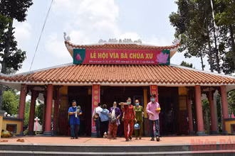 Du khách viếng Miếu Bà Chúa xứ tại Gò Tháp. 