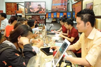 Giao dịch vàng tại doanh nghiệp. (Ảnh: Vietnam+)