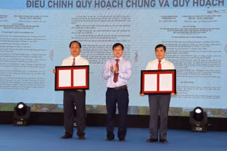 Chủ tịch UBND tỉnh Đồng Nai Cao Tiến Dũng (đứng giữa) trao quyết định phê quyệt quy hoạch xây dựng thành phố Long Khánh.