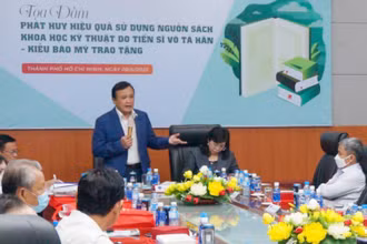 Ông Phùng Công Dũng, Chủ nhiệm Ủy ban về Người Việt Nam ở nước ngoài Thành phố Hồ Chí Minh phát biểu chủ trì buổi Tọa đàm.