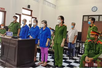 Các bị cáo tại phiên tòa xét xử sơ thẩm.