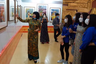 Đại biểu và đoàn viên thanh niên xem triển lãm tranh cổ động.