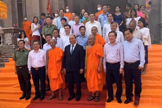 Chủ tịch nước Nguyễn Xuân Phúc chụp ảnh lưu niệm với các vị chức sắc tôn giáo Nam tông Khmer thành phố Cần Thơ.