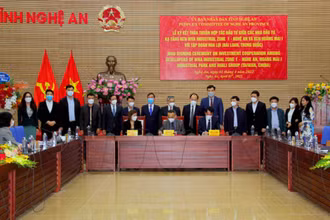 Ký kết thỏa thuận đầu tư giữa Tập đoàn Hoa Lợi và các nhà đầu tư hạ tầng. (Ảnh: Quang An)