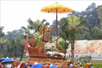 Đoàn nghi lễ rước kiệu dâng lễ vật tưởng nhớ các Vua Hùng. (Ảnh: Thống Nhất/TTXVN)