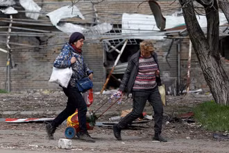 Người dân tại Mariupol, Ukraine, ngày 21/4/2022. (Ảnh: Reuters)