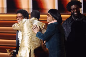 Nhóm Silk Sonic nhận giải Grammy Ca khúc của năm. (Ảnh: Reuters)