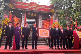 Cán bộ và nhân dân phường Phương Liên, quận Đống Đa đón nhận bằng công nhận Di tích quốc gia đặc biệt đền Kim Liên.