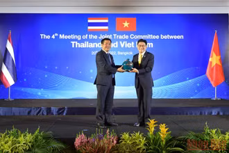 Bộ trưởng Nguyễn Hồng Diên tặng quà lưu niệm cho Phó Thủ tướng, Bộ trưởng Jurin Laksanawisit. 