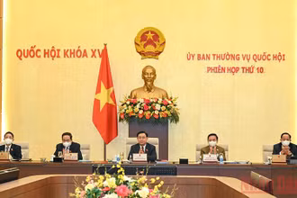 Chủ tịch Quốc hội Vương Đình Huệ cùng các Phó Chủ tịch Quốc hội dự và chủ trì phiên họp. (Ảnh: Duy Linh)