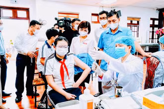 Chủ tịch UBND thành phố Hải Phòng kiểm tra công tác tiêm chủng vaccine phòng Covid-19 tại Trường trung học cơ sở Ngô Quyền sáng 20/4. (Ảnh: Cổng thông tin điện tử thành phố Hải Phòng)