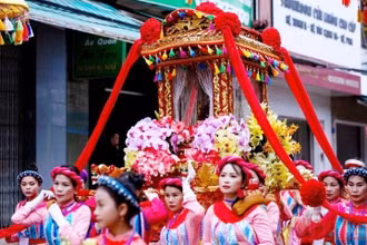 Đội thiếu nữ tham gia Cung nghinh Thánh Mẫu qua nhiều tuyến phố ở trung tâm thành phố Huế.
