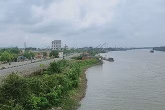 Gần 4 nghìn tỷ đồng để thực hiện việc di dời cơ sở sản xuất, trụ sở cơ quan đơn vị và các hộ dân hai bên sông Trà Lý (thành phố Thái Bình). (Ảnh: MAI TÚ)