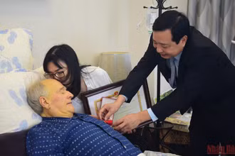 Trao Kỷ niệm chương “Vì sự nghiệp nông nghiệp và phát triển nông thôn” cho “ông Tây Nam Bộ” (Ảnh: SƠN BÁCH)