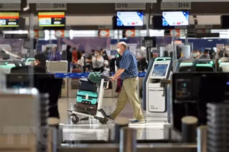 Hành khách tại sân bay quốc tế Suvarnabhumi ở Bangkok, Thái Lan. (Ảnh: THX/TTXVN)