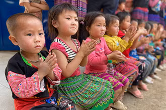 Thiếu nhi địa phương chung niềm vui từ ngôi trường mới khang trang, sạch đẹp. 
