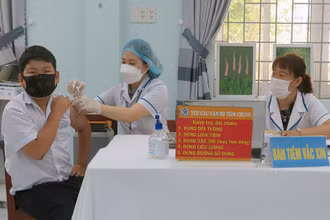 Triển khai tiêm vaccine phòng Covid-19 cho học sinh lớp 6 tại điểm Trường Tiểu học Kim Đồng (thành phố Tuy Hòa, tỉnh Phú Yên).