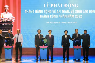 Các đại biểu thực hiện nghi lễ bấm nút quả cầu phát động Tháng hành động về Vệ sinh an toàn lao động, Tháng Công nhân năm 2022.