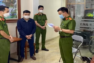 Công an Bắc Giang thi hành lệnh bắt tạm giam đối với bị can.