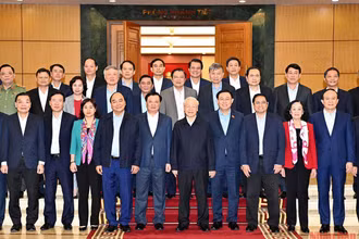 Tổng Bí thư Nguyễn Phú Trọng, Chủ tịch nước Nguyễn Xuân Phúc, Thủ tướng Chính phủ Phạm Minh Chính, Chủ tịch Quốc hội Vương Đình Huệ, Thường trực Ban Bí thư Võ Văn Thưởng cùng các đồng chí lãnh đạo Đảng, Nhà nước với Ban Thường vụ và lãnh đạo TP Hà Nội. (Ảnh: ĐĂNG KHOA)
