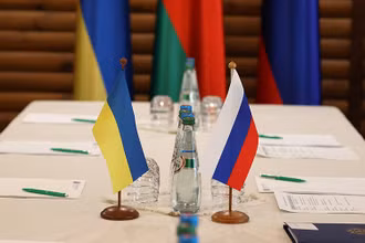 Cờ của Ukraine và Nga trên bàn đàm phán trước khi phái đoàn hai bên gặp nhau tại vùng Brest, Belarus, ngày 3/3. (Ảnh: BelTA/Reuters)