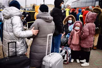 Người dân Ukraine sơ tán tới 1 khu trại tạm thời ở Przemysl, Ba Lan, ngày 28/2/2022. (Ảnh: Reuters)