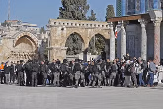 Đụng độ giữa lực lượng an ninh Israel và người Palestine tại Đền thờ Al Aqsa (còn được gọi là Núi Đền) ở Đông Jerusalem ngày 15/4/2022. (Ảnh: AFP/TTXVN)