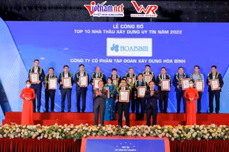 Đại diện Tập đoàn Xây dựng Hòa Bình trong lễ vinh danh.