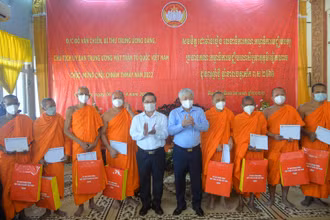 Đồng chí Đỗ Văn Chiến tặng quà cho các vị sư sãi Học viện Phật gián Nam tông Khmer ở quận Ô Môn, TP Cần Thơ.