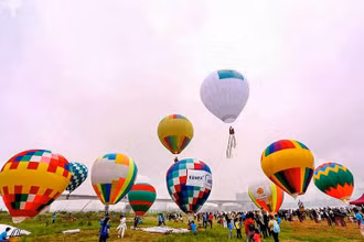 Ngày hội khinh khí cầu do Sở Du lịch Hà Nội tổ chức tại khu vực vườn nhãn Long Biên, quận Long Biên, Hà Nội. (Ảnh: NHẬT NAM)