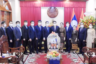 Đoàn đại biểu thành phố Đà Nẵng thăm, chúc Tết cổ truyền Bunpimay tại Tổng Lãnh sự quán Lào tại Đà Nẵng.