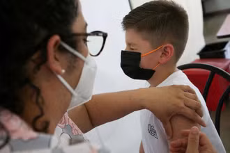 Tiêm vaccine ngừa Covid-19 của Pfizer/BioNTech cho trẻ em ở San Jose, Costa Rica ngày 23/2/2022. (Ảnh: Reuters)