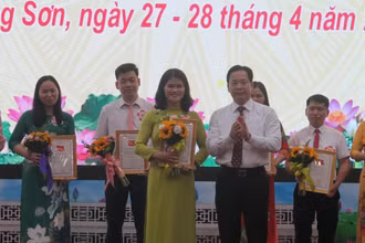 Đại diện lãnh đạo Tỉnh ủy Lạng Sơn trao giải cho thí sinh tham dự Hội thi giảng viên lý luận chính trị giỏi cấp tỉnh năm 2022.