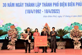 Thừa ủy quyền Thủ tướng Chính phủ, đồng chí Lê Thành Đô, Chủ tịch UBND tỉnh Điện Biên trao Cờ Thi đua của Thủ tướng Chính phủ tặng thành phố Điện Biên Phủ.