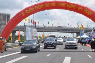 Những chiếc xe đầu tiên đi vào cao tốc Trung Lương-Mỹ Thuận sau lễ khánh thành.