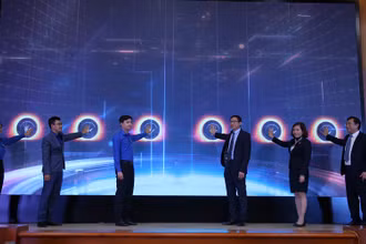 Các đại biểu thực hiện nghi thức phát động Cuộc thi Finnovation 2022.