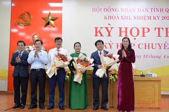 Lãnh đạo tỉnh Quảng Ngãi tặng hoa chúc mừng các đồng chí được bầu giữ chức vụ mới. 