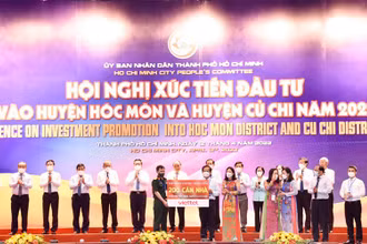Chủ tịch, Tổng Giám đốc Viettel tặng nhà tình nghĩa cho hai huyện Hóc Môn và Củ Chi.