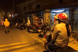Người dân tập trung ngoài cổng bộ phận 1 cửa thị xã Đức Phổ (Quảng Ngãi) vào lúc nửa đêm để chờ nộp hồ sơ đất đai.