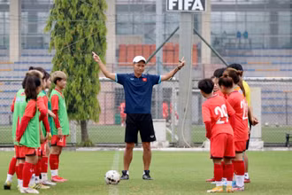 Huấn luyện viên Akira Ijiri dặn dò các học trò trước buổi tập. (Ảnh: VFF)