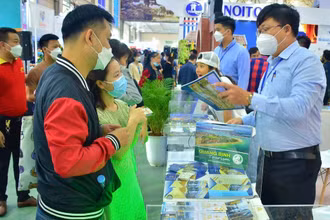 Du khách tìm hiểu thông tin tại hội nghị giới thiệu điểm đến miền trung tổ chức tại Thủ đô Hà Nội.