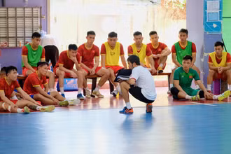 Huấn luyện viên Phạm Minh Giang cố gắng cải thiện những điểm yếu cho các học trò. (Ảnh: Hữu Thành)