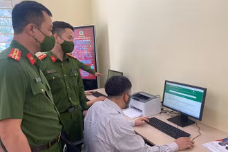 Cán bộ Cục Cảnh sát quản lý hành chính về trật tự xã hội hướng dẫn người dân thực hiện dịch vụ công trực tuyến.