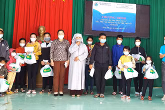 Hội Liên hiệp Phụ nữ huyện Krông Búk tổ chức chương trình kết nối “Mẹ đỡ đầu” cho trẻ mồ côi năm 2022.