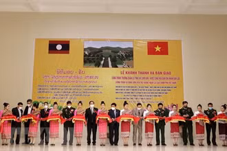 Ảnh minh họa: Đại biểu cắt băng khánh thành và bàn giao Trường Quân sự tỉnh Xaysomboun sử dụng nguồn vốn viện trợ không hoàn lại của Việt Nam cho Lào. (Nguồn: TTXVN)