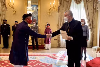 Đại sứ Đinh Toàn Thắng trình Quốc thư lên Tổng Giám mục xứ Catalogna Joan Enric Vives Sicília, Đồng Quốc vương Công quốc Andorra.