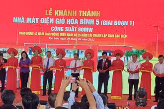 Cắt băng khánh thành dự án điện gió Hòa Bình 5 ở Bạc Liêu.