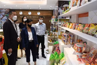 Các đại biểu tham quan gian hàng trưng bày tại Phòng trưng bày xuất khẩu thuộc ITPC.