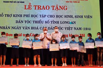 Nguyên Phó Thủ tướng Thường trực Chính phủ Trương Hòa Bình trao kinh phí học tập cho học sinh dân tộc thiểu số có hoàn cảnh khó khăn tại Long An.